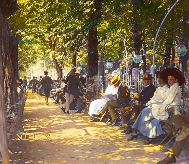 Vor dem Dritten Kaffeehaus. Die Prater Hauptallee lud zum Flanieren, um das Jahr 1905. | Foto: APA-Images / brandstaetter images / Öst. Volkshochschularchiv