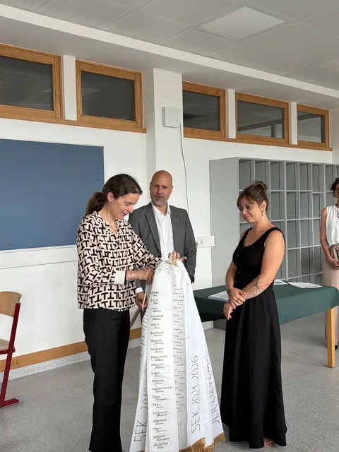 Die „weiße Fahne“ symbolisiert dabei den erfolgreichen Abschluss aller Schülerinnen und Schüler.  | Foto: SOB Frauenkirchen