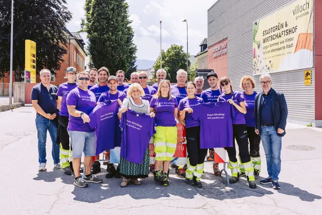 Kirchtagsobfrau Gerda Sandriesser übergab die Kirchtags-T-Shirts an die fleißigen Helferinnen und Helfer. | Foto: Marta Gillner