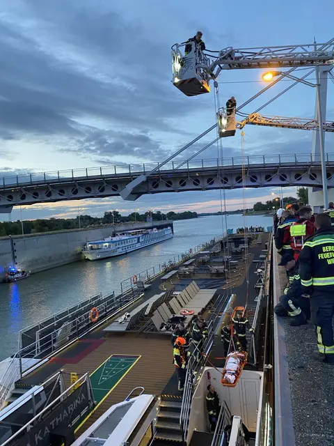 Ein Flusskreuzfahrtschiff prallte bei der Schleuse Freudenau gegen Kaimauer und Schleusentor. Dabei wurden 14 Menschen verletzt, sechs mussten ins Spital. | Foto: Stadt Wien | Feuerwehr