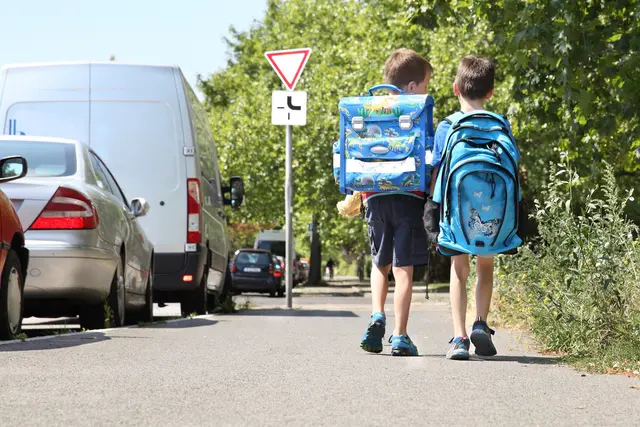 Besonders für Schulanfängerinnen und Anfänger kann der Weg zur Schule einige Gefahren bergen. | Foto: Sabine Hürdler/fotolia