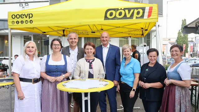 Europaabgeordnete Angelika Winzig, Landtagsabgeordnete Elisabeth Gneißl, Bezirksparteiobmann LAbg. Christian Mader, Landesrätin Michaela Langer-Weninger, Soziallandesrat Christian Dörfel, Nicole Eder (Bürgermeisterin Steinbach), Elisabeth Höllwarth-Kaiser (Bürgermeisterin Oberhofen) und Landtagsabgeordnete Manuela Gschwandtner (v.l.). | Foto: Helmut Klein