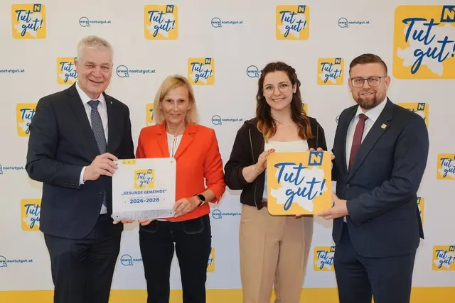 Landesrat Anton Kasser mit Gemeinderätinnen Gertrude Enzinger und Laura Nagy sowie Geschäftsführer Erwin Zeiler von Tut gut bei der Zertifizierungsverleihung in Silber für Gesunde Gemeinde Grafenwörth. | Foto: MS-Fototeam | Martin Mathes