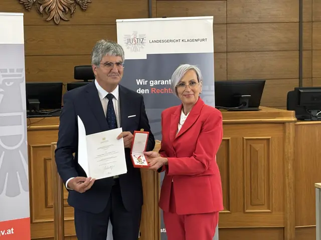 Justizministerin Anna Sporrer verleiht Goldenes Ehrenzeichen an langjährigen Gerichtsvorsteher Franz Boschitz. | Foto: MeinBezirk/Evelyn Wanz
