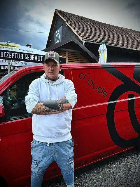 Patrick Greiner sperrt nach fast vier Jahren den Würstelstand "D'Bude" zu. Es soll allerdings an einem anderen Standort weitergehen. | Foto: Greiner