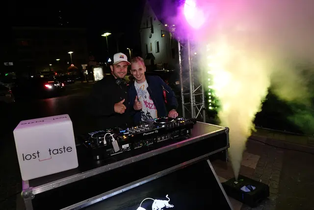 Auf dem Kapuzinerplatz wurde mit DJ Sound von Lost Taste eine tolle Ergänzung zu den Live-Acts geboten. | Foto: MeinBezirk/Michael Blinzer