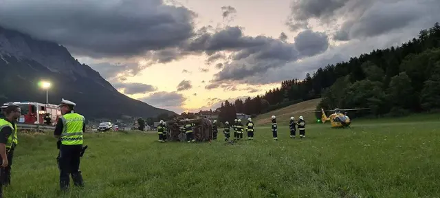 Feuerwehr, Notarzthubschrauber und Rotes Kreuz standen in den frühen Morgenstunden im Einsatz.  | Foto: Freiwillige Feuerwehr St. Martin am Grimming