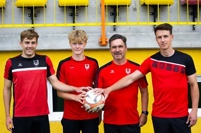 Wilhelm Wahlmüller mit den Neuzugängen Kilian Kreiseder, Rafael Ramsebner und Emmanuel Stinglmayr (v.li.) | Foto: Union Pettenbach