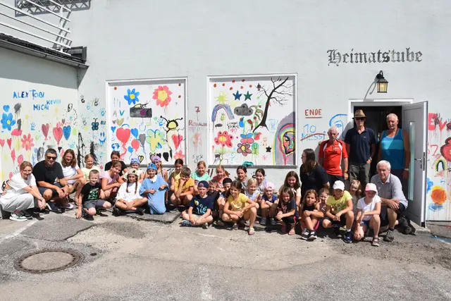 Nach knapp 60 Jahren hat das Gemeindehaus in Pabneukirchen mit Gemeindeamt, Polizeistation, Wohnungen, Heimatstube, Büro für Wassergenossenschaft und mit einem Frisiersalon (ehemals Postamt) ausgedient.  | Foto: Zinterhof