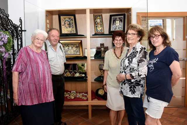 Theresia Kornberger (2.v.r.) übergab ausgewählte Werke ihrer kunstvollen Klosterarbeiten an die Stadtgemeinde Wolfsberg.  | Foto: Stadtgemeinde Wolfsberg