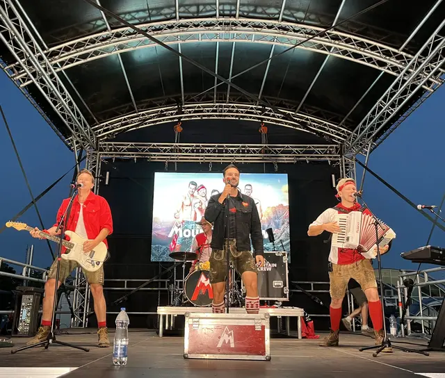 Die berühmte Boyband aus den Alpen „Mountaincrew“ begeisterte die „Sommerwiesn“-Besucher. | Foto: Mag. Wilma Langer-Bruckner BEd.