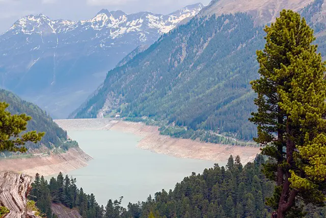 Halbleerer Stausee im Frühjahr