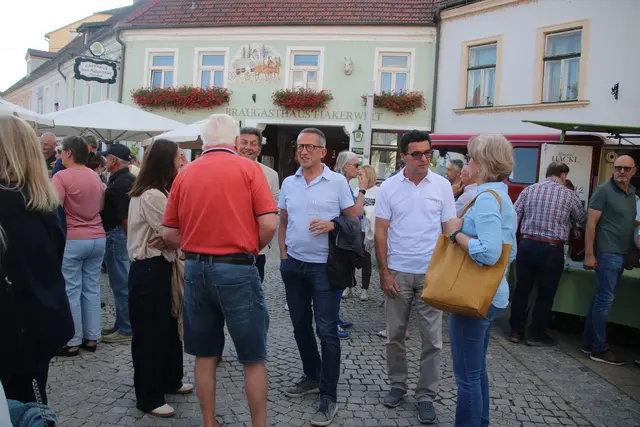 Der Holzplatz füllte sich mit Besuchern.
