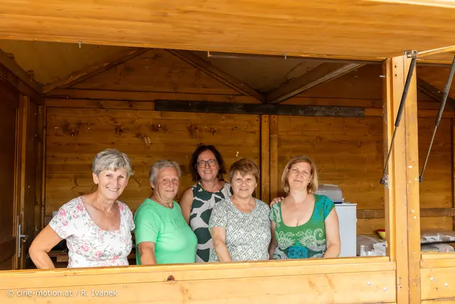 Das Damenteam der VP Frauen mit Veronika K, Helga C., Anita, Anneliese H., Birgit K., das für leibliches Wohl sorgte (vlnr). | Foto: cine-motion.at / R. Ivanek