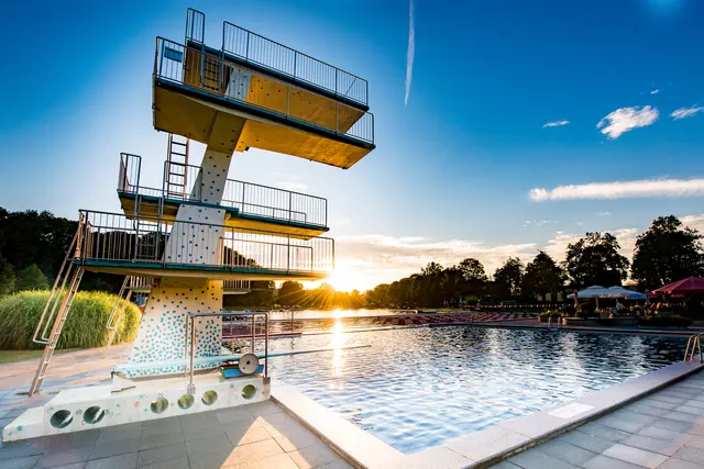 "Moonlight-Schwimmen"  bis 23 Uhr im Freibad Fürstenfeld am 31. Juli sowie am 8. und 14. August. | Foto: Jean van Luelik Photographer