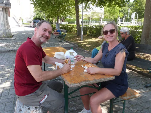 Die Besucherinnen und Besucher machten es sich auf den Bänken bequem, um die Speisen zu genießen. | Foto: Vanessa Wittmann
