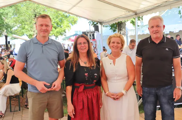 Monika Dunkl (2.v.li) mit Vzbgm. Michael Konrad, Vzbgm. Sabine Jakubzig und Bgm. Manfred Komericky beim Fest der Vereine in Kalsdorf. | Foto: Edith Ertl