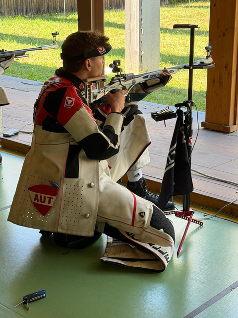 Dominic Einwaller schoss sich bei der 2. Rifle Trophy in Pforzheim im 3x20 Dreistellungskampf hinter dem Schweizer Jan Lochbihler auf den 2. Rang.  | Foto: Hubert Bichler / ÖSB
