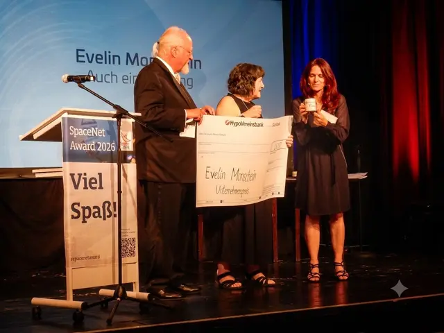Die Bruckerin Evelin Mondschein (Mitte) gewann beim diesjährigen "SpaceNet Award" den Unternehmenspreis.  | Foto: Evelin Monschein