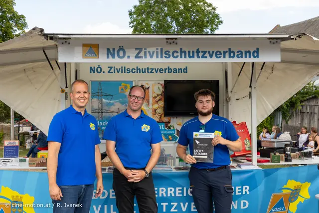 GR Norbert Stummer - ehrenamtl. Zivilschutzbeauftrage Moosbrunn, Bezirksleiter B/L Martin Almstädter und Koray Schober (Hauptamtl. Mitarbeiter Tulln) (vlnr). | Foto: cine-motion.at / R. Ivanek