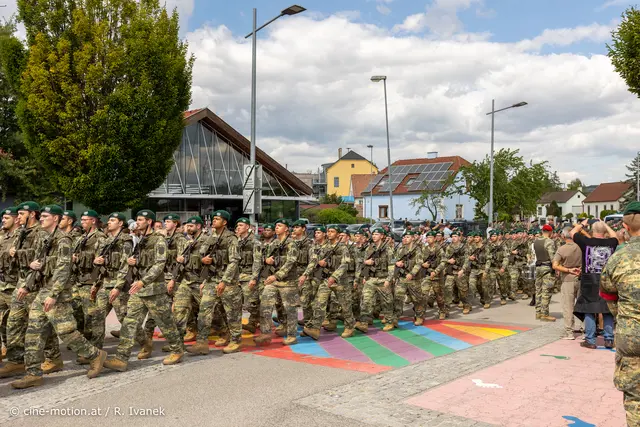 Einmarsch der 227 Rekruten des Jägerbataillons 33 (grüne Baretts), gefolgt von PzGrenB35 auf den Florianiplatz. | Foto: cine-motion.at / R. Ivanek