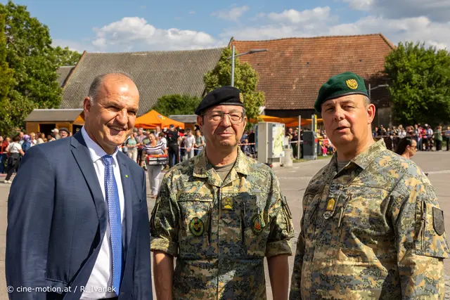 Otto Auer unterhält sich mit Oberst Rainer Fradinger und Brigadier Georg Härtinger (vlnr). | Foto: cine-motion.at / R. Ivanek