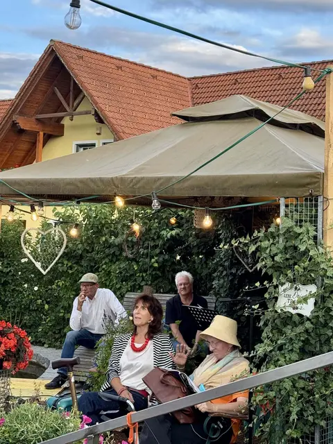 Im idyllischen Kräutergarten in Söchau sorgen die Mitglieder der örtlichen "Kulturbaustelle KUBA" für viele Lacher. | Foto: Stadtgemeinde Fürstenfeld