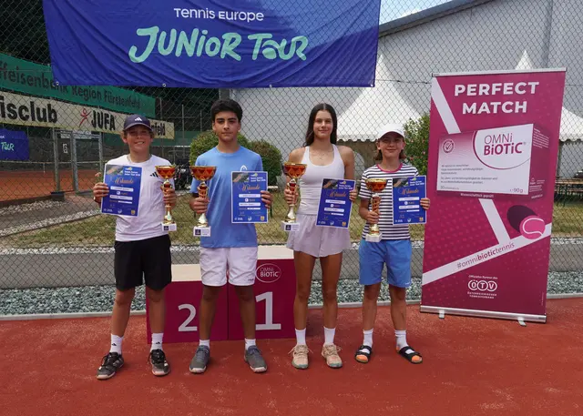 Die vier Finalisten der U14-Bewerbe der Mädchen und Burschen im Einzel bei der Siegerehrung in Fürstenfeld. | Foto: Waltraud Wachmann