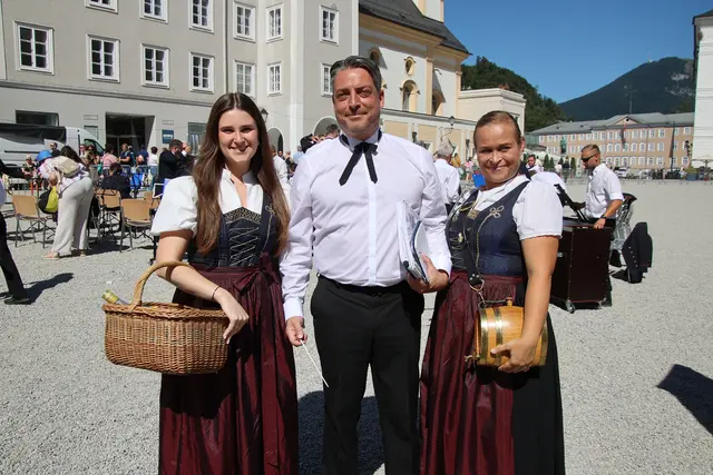 Kapellmeister Christian Löffler mit Milena und Sabrina.