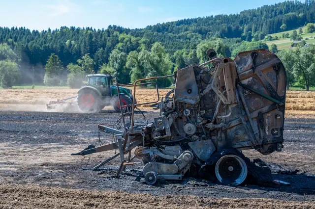 Diese Rundballenpresse find Feuer. | Foto: Team Fotokerschi