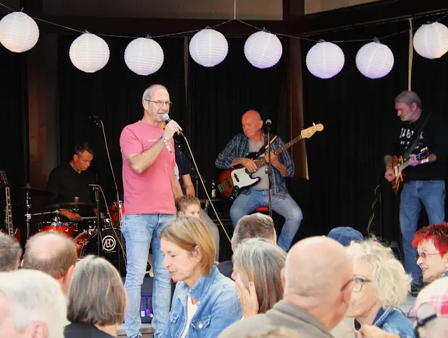 Werner Glösl eröffnete das Blues-Event - direkt im Anschluss feuerte die „Backdoor Blues Band“ mit ihren traditionellen, packenden Klängen den musikalischen Startschuss.  | Foto: Peter Seper