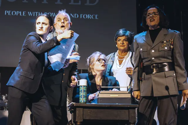 Der plötzliche Ausbruch des Weltfriedens stellte die Figuren vor ungeahnte Herausforderungen. | Foto: Bauhoftheater Braunau