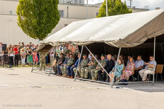 Ehrengäste und Gemeinderäte sowie Bundesheerangehörige hier im Gästezelt. | Foto: cine-motion.at / R. Ivanek