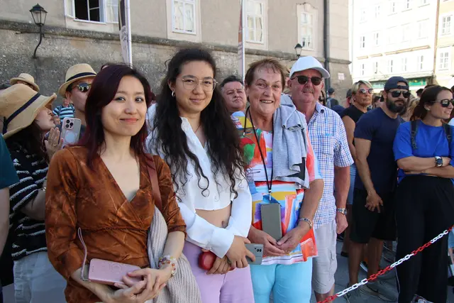 Lilly, Alia, Margit und Albert als Zaungäste bei den Salutschüssen.