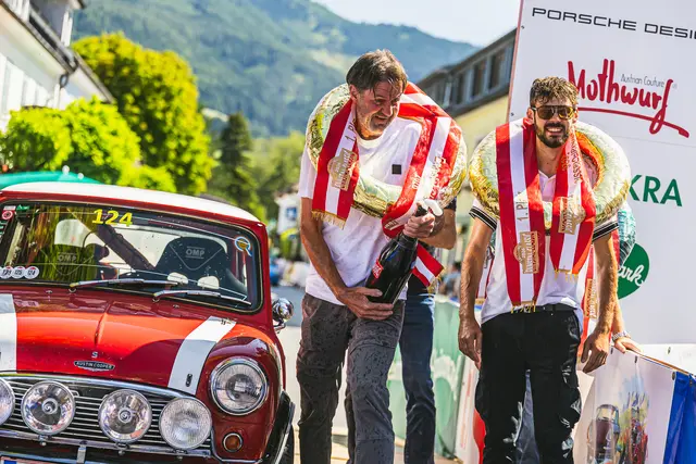 So sehen Sieger aus: Christian und Rene Nell bejubelten den Sieg bei der Ennstal-Classic. | Foto: Ennstal-Classic GmbH/Steering Media