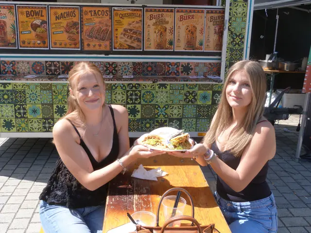 Ob Tacos oder Burritos, die Speisen wurden beim Latin-Fest mit Freude geteilt.  | Foto: Vanessa Wittmann