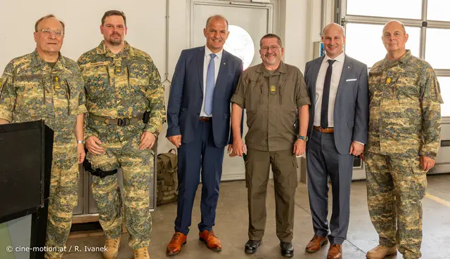 Ehrengäste: Pfarrer kath. Dietrich Altenburger, Oberstleutnant Horst Pozewaunig, Otto Auer, Oberst Richard Herbsthofer, Paul Frühling und Brigadier Georg Härtinger (vlnr). | Foto: cine-motion.at / R. Ivanek