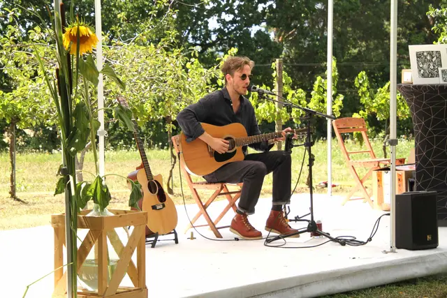 Moritz Gamper – Der Singer-Songwriter verbindet Blues, Folk und Jazz zu einem authentischen, handgemachten Sound voller Geschichten und Gefühl. Mit seinem neuen Album „Dressed in Edelweiss“ sorgt er im Obstgarten für einen stimmungsvollen Festivalauftakt. | Foto: Peter Seper