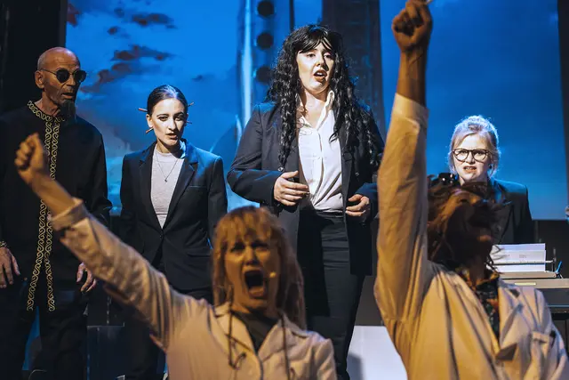 Die Schauspieler sorgten für skurrile, humorvolle und berührende Momente auf der Bühne. | Foto: Bauhoftheater Braunau