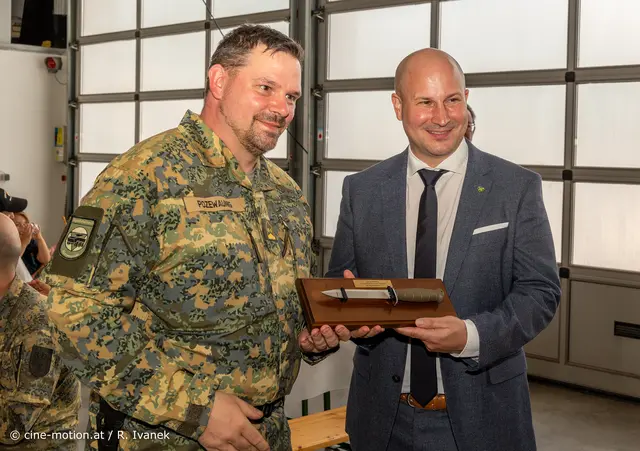 Ein Geschenk (Jagdmesser) von Horst Pozewaunig (Kommandant Jägerbattalion 33) an Bürgermeister Paul Frühling zur Erinnerung. | Foto: cine-motion.at / R. Ivanek