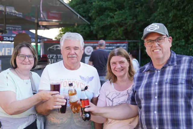 Christa, Wolfgang, Michaela und Erwin Schick stießen auf den Musikabend an.