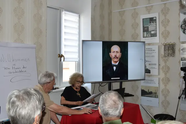 Während der Ausstellung konnte man einem Vortrag zum Thema von Anna Benedek lauschen | Foto: Julia Lirsch / MeinBezirk