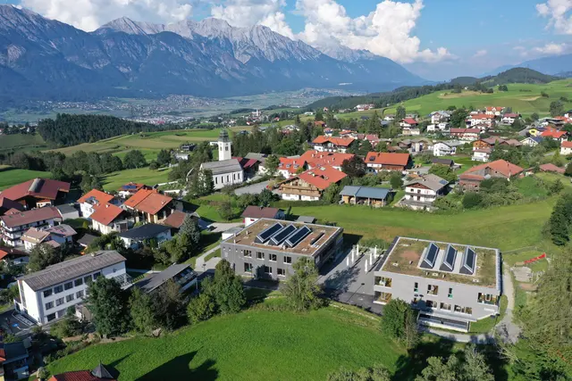 Die Gemeinde Lans überzeugte die internationale Jury mit ihrer nachhaltigen Dorfentwicklung und erhielt dafür den „European Village Renewal Award“ in Gold. | Foto: Mario Webhofer