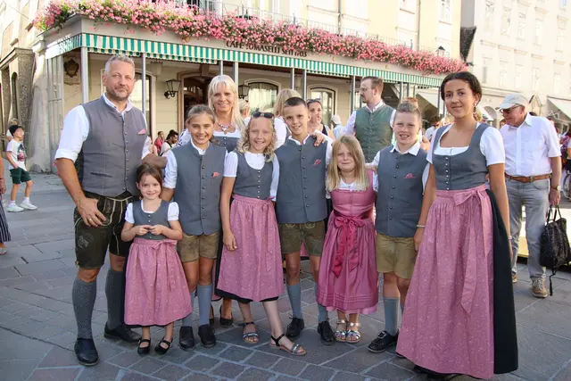 Die Brauchtumsgruppe D`Untersberger mit Obmann Kurt Schmidbauer präsentierte am Alten Markt traditionelle Volkstänze.