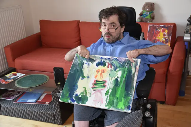 Oliver Norek hat sich einen jahrelangen Wunsch erfüllt. Nach vielen Jahren als Bürogehilfe bei der Erzdiözese Wien hat er sich heuer „nebenbei“, als Künstler, Galerist und Vortragender selbstständig gemacht.  | Foto: Robert Zinterhof