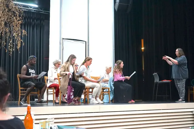 Geprobt wurde unter anderem auf der Indoorbühne. Die Musical-Aufführungen sollen jedoch auf der Außentribüne des Kulturzentrums Güssing über die Bühne gehen.  | Foto: Elisabeth Kloiber/MeinBezirk