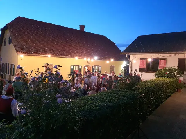 Das Klapotetzaufstellen mit Wein, Kulinarik und Musik dauert bis in die Abendstunden. | Foto: Walter Spätauf