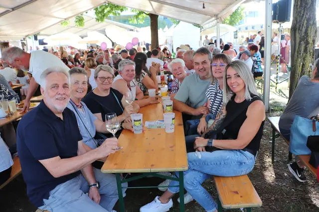 Beim Fest der Vereine wurde der Vorplatz der Sporthalle und das Schulzentrum zum verlängerten gemütlichen Wohnzimmer. | Foto: Edith Ertl