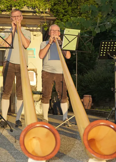 Vor allem die Alphornbläser zogen die Blicke auf sich. | Foto: MeinBezirk/Roman Schmidt