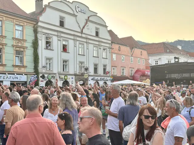 Sommernachtstraum in der Montanstadt: Tausende Fans feierten unter wolkenlosem Himmel. | Foto: MeinBezirk/Astrid Moder